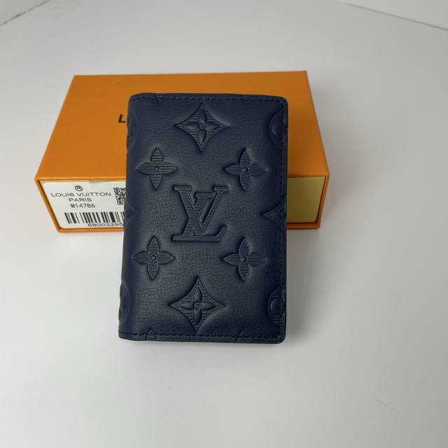 工厂p价 顶级原单 M14786蓝色卡包Monogram Shadow小牛皮裁制而成的路易威登口袋钱夹，携带日用物品的优雅之选。饰有经典Monogram压纹的M