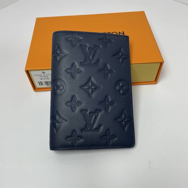 工厂p价 顶级原单 M14792蓝色压花护照“Couvertaux passport Nm”采用了蒙版阴影皮革，在保护护照的同时美观。皮革上经过不经意的压花加工