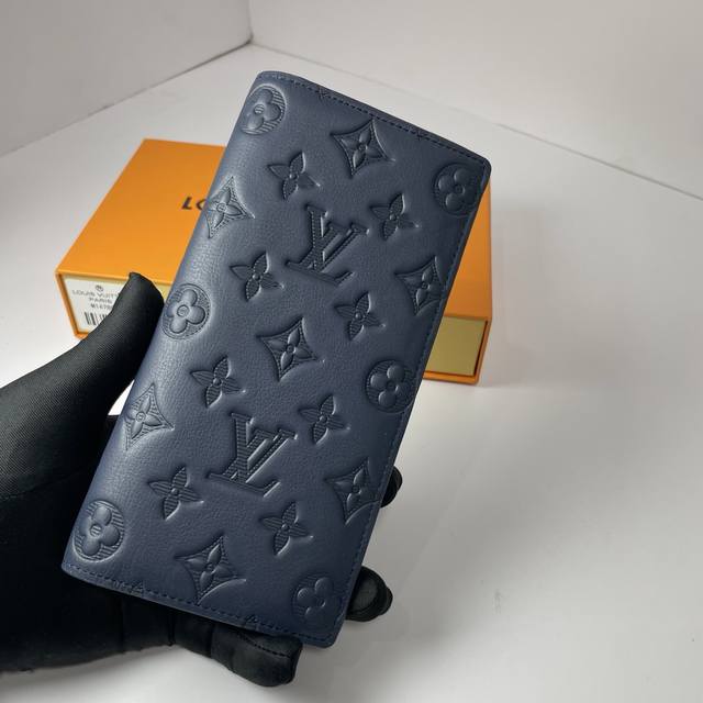 工厂p价 顶级原单 M14788蓝色优雅的外观设计搭配黑色Monogram Shadow小牛皮，此款十分柔软的Brazza钱夹饰有浅浅的标志性Monogram压