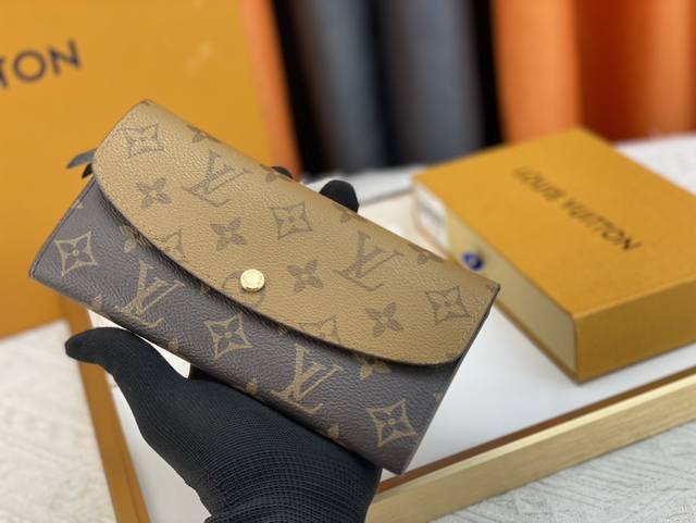 顶级 原版 M60136 金扣 功能实用且设计华美的 Emilie 钱夹采用柔软的 Monogram 帆布制成 衬以颜色鲜艳的内衬 气质极为优雅 多袋式设计和引