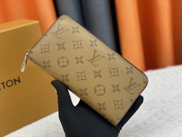 原版 实物 拍摄 自家背景 M60017 这款造型经典的 Zippy 拉链钱夹以精致而柔软，宽敞的容量和精致的金色配件，低调中尽显优雅气质。 带光滑皮质饰边的压