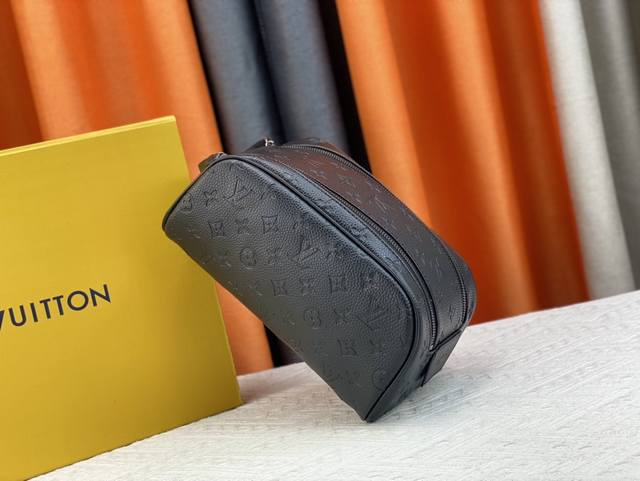 有 独家背景 Louis Vuitton 超实用化妆包，球星内马尔及各大牌明星酷爱的一款Lv双拉链的手包 采用柔软的Monogram帆布材质制作而成型号:M47