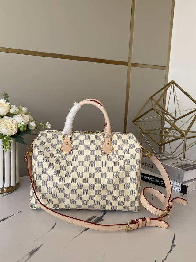 顶级原单 独家实拍 M41112 白格 以标志性 Damier EbèNe 帆布制成的 Speedy30 1930专门为旅行者设计 该包无论手提、肩背或斜背，都