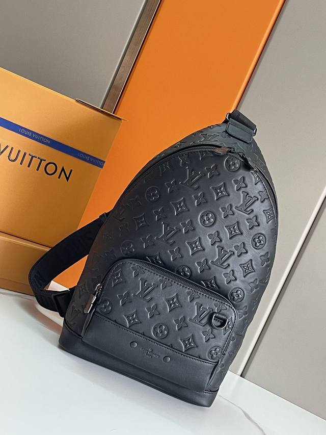 顶级原单 型号：M46107黑色全皮压花 男士单肩包系列 Racer 单肩包 黑色 压花 Racer 单肩包流露 Monogram Shadow 皮革的儒雅气息