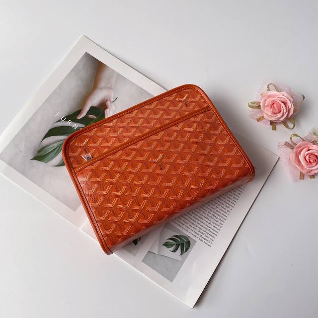 Goyrad 戈雅 洗潄包出货啦,这款男女通用哦,洗漱包是现如今旅行者的出行必备，结合卓越的工艺，灵活的功能性及经久不衰的风格盥洗包 原版皮，原版五金，尺寸25