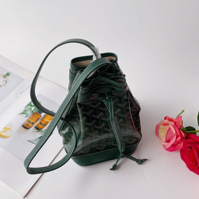 G0Yard 戈雅 最新款petitflot水桶包出货，非常轻巧好用，肩带可调节，即可单肩和斜跨，又能手提，虽然小巧可爱，但十分能装，日常出门装备手机，化妆品毫