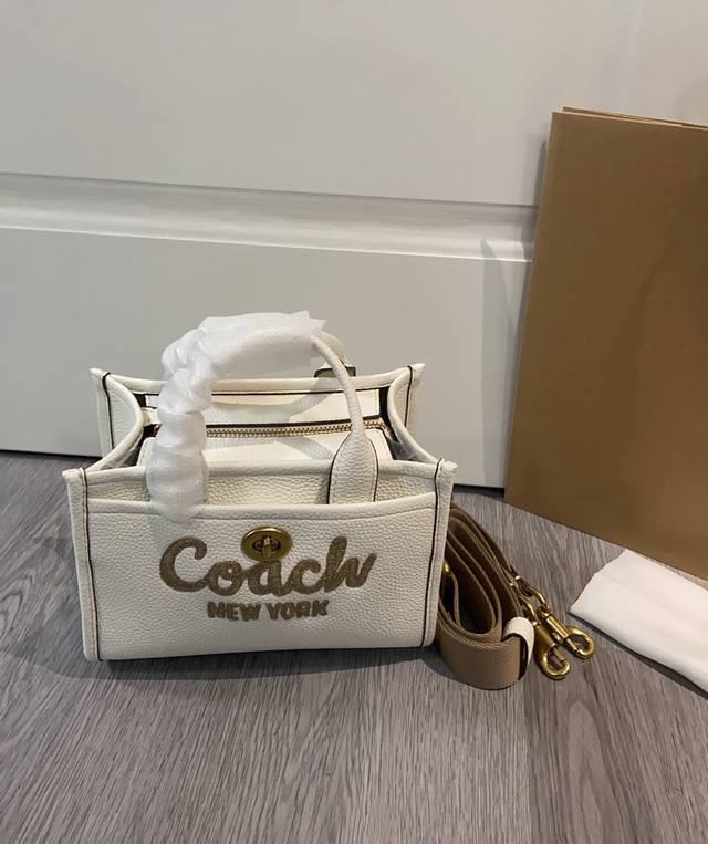 Coa*H3月Cao26 新品早春奶白色托特包来啦浅色系出游穿搭Look春季就背上Coach新品 小号尺寸20Cm