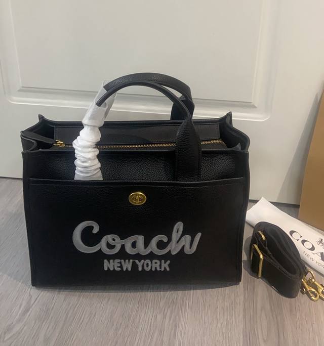 Coac*4月Cam75 新品早春奶白色托特包来啦浅色系出游穿搭Look春季就背上Coach新品 尺寸34Cm