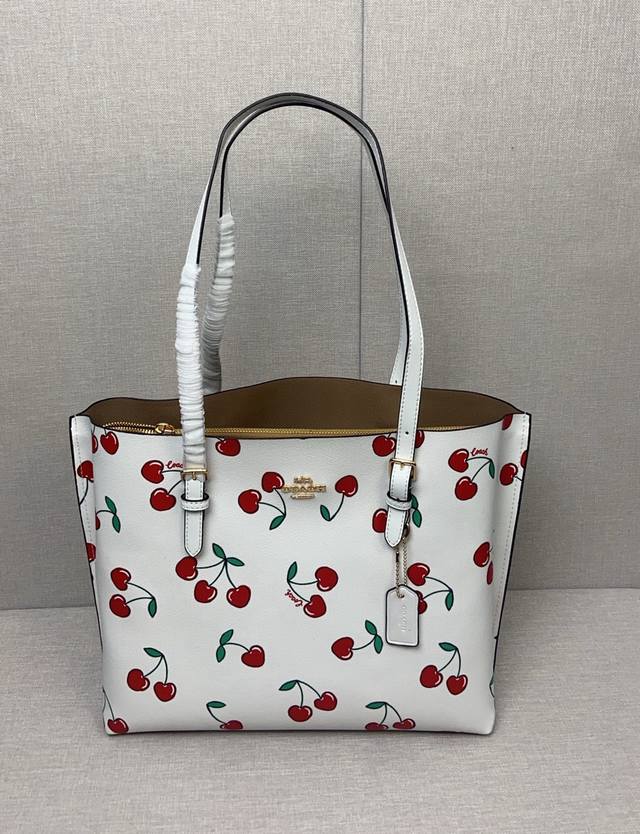 Coa*H今年6新款Mollietote印花托特包Ce627 三隔层带拉链，超实用。樱桃印花，这个尺寸背着刚刚好，高低胖瘦都百搭的。 尺寸约39*28*13Cm