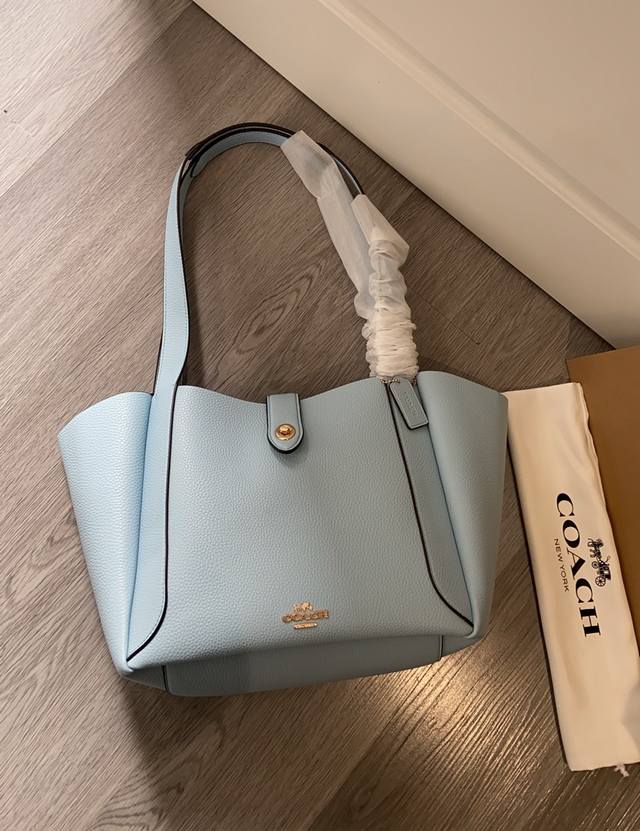 Coa*H四月新品Cal17 Hadley Turnlock Tote这个托特得大小好适合小个子女生满满的高级感。尺寸底24高52含手挽。厚16