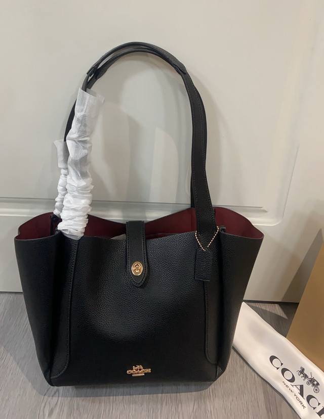 Coa*H四月新品Cal17 Hadley Turnlock Tote这个托特得大小好适合小个子女生满满的高级感。尺寸底24高52含手挽。厚16