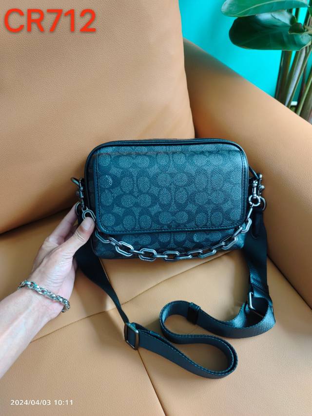 链条15 4月新款Cr712.人造革配牛皮革 内置搭扣袋 拉链开合，织物衬里 外置磁扣袋 垂直长度11Cm可拆卸链条肩带 垂直长度55Cm可拆卸肩带，可肩背或斜