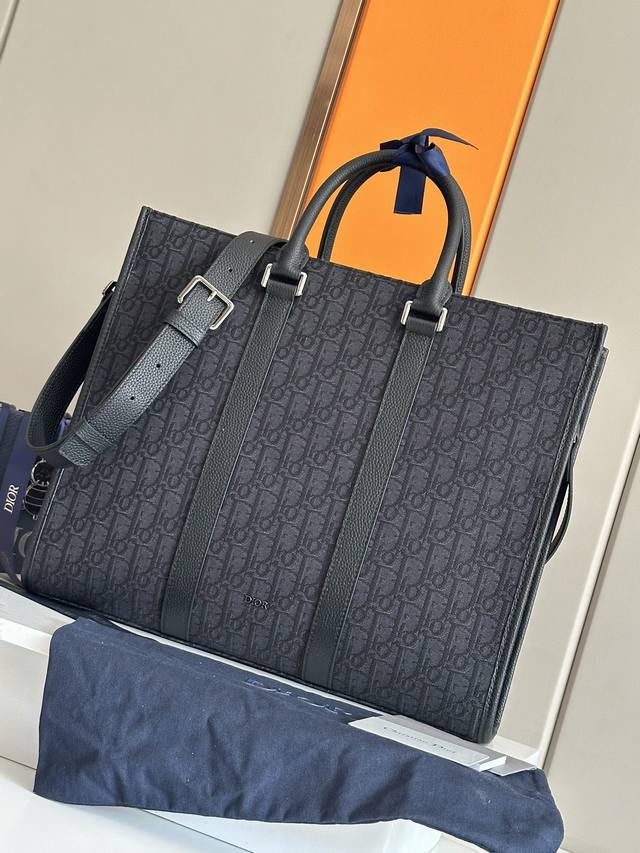 这款 East-West 手袋彰显经久不衰的高雅风格。采用黑色 Oblique 印花面料精心制作,全新演绎经典的 Dior 图案,饰以同色调粒面牛皮革细节和正面 这款 East-West 手袋彰显经久不衰的高雅风格。采用黑色 Oblique 印花面料精心制作,全新演绎经典的 Dior 图案,饰以同色调粒面牛皮革细节和正面