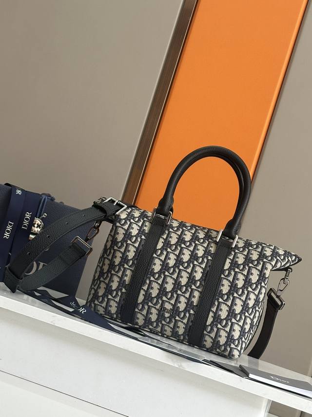 这款 Weekender 25 手袋彰显经久不衰的高雅风格。采用米色和黑色 Oblique 印花面料等材质精心制作,全新演绎经典的 Dior 图案,饰以黑色粒面 这款 Weekender 25 手袋彰显经久不衰的高雅风格。采用米色和黑色 Oblique 印花面料等材质精心制作,全新演绎经典的 Dior 图案,饰以黑色粒面