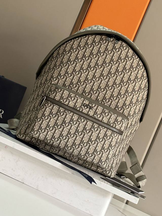 这款 Rider 双肩背包轮廓简约,经典的学院款式洋溢着活力。款式时尚现代,采用卡其色提花面料精心制作,饰以 Oblique 印花。延续经典设计,搭配双向拉链开 这款 Rider 双肩背包轮廓简约,经典的学院款式洋溢着活力。款式时尚现代,采用卡其色提花面料精心制作,饰以 Oblique 印花。延续经典设计,搭配双向拉链开