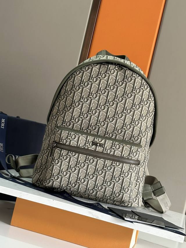 顶级原单品质 Dio.R Oblique双肩背包# 这是一款可以当情侣款的Dio.R Oblique双肩背包 在老花的基础上还有金属材质的小Logo，软萌软萌的