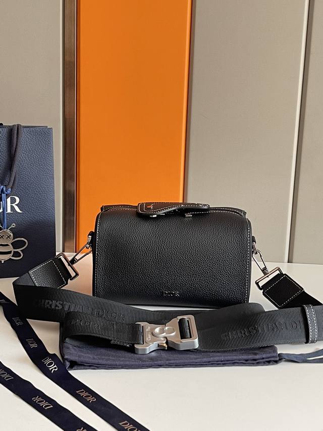 顶级原单 这款 Dio Lingot 50 手袋是本季新品，实用而优雅，别具一格。采用米色和黑色 Oblique 印花面料精心制作，搭配黑色粒面牛皮革细节提升格