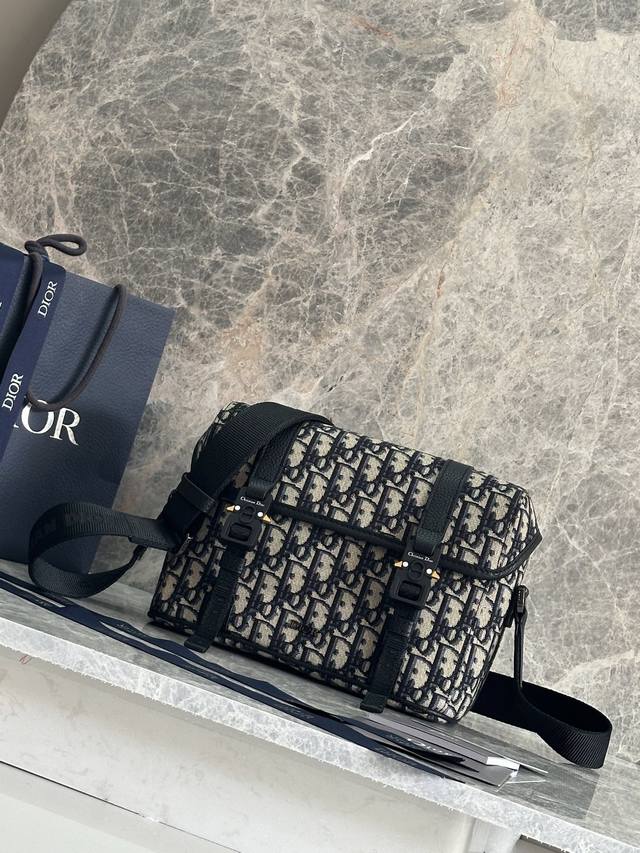 这款信使包搭配翻盖，现代时尚的设计充分突显 Dior 的高订精神，进一步丰富 Dior Hit The Road 系列。Dior Gravity 印花效果皮革采