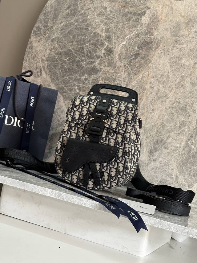 最新款 D家 马鞍双肩包新款 黑色粒面触感小牛皮和黑色缝线肩背包 Saddle和Christian D1Or带扣细节黑色提花可调节肩背带和Cd带扣 肩背与手提两 最新款 D家 马鞍双肩包新款 黑色粒面触感小牛皮和黑色缝线肩背包 Saddle和Christian D1Or带扣细节黑色提花可调节肩背带和Cd带扣 肩背与手提两