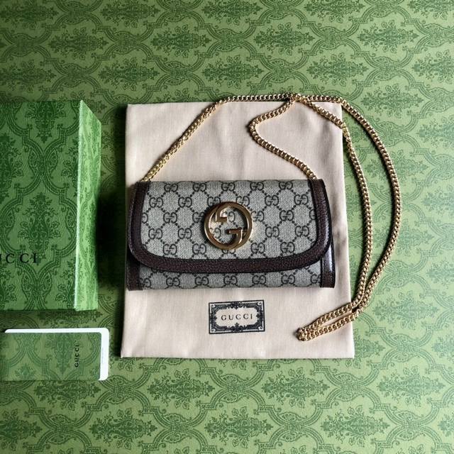 顶配版 这款Gucci Blondie系列长款链条钱包采用米色和乌木色Gg Supreme帆布制成，并具有云纹织物衬里。内部有十二个卡片隔层、两个钞票隔层和一个