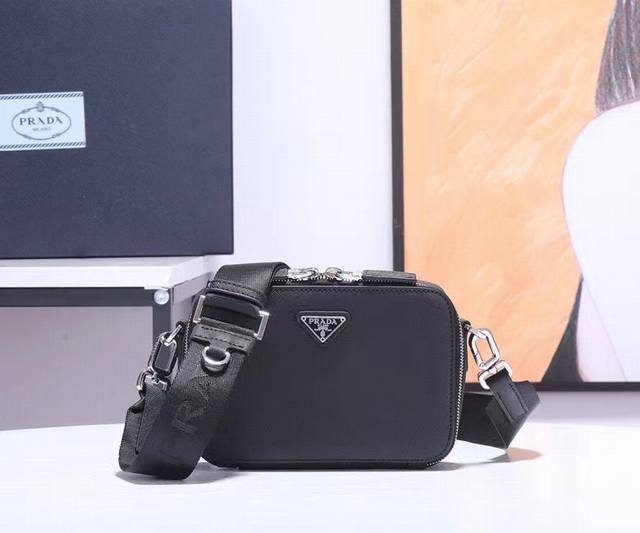 配原厂盒子 新款相机包2Vh070，造型相机包 ，三角形珐琅徽标Logo更衬托出优雅的气质，采用进口十字纹牛皮拉丝五金上身效果特别酷，带有点复古相机包各种衣着都