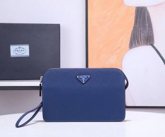 配原厂盒子 男士手包 2Vf056 三角唛 黑色和蓝色 意大利进口Saffiano十字纹+超质感羊皮 采用进口设备+线路均有清晰 欧洲Zp同步原版五金配件 三角