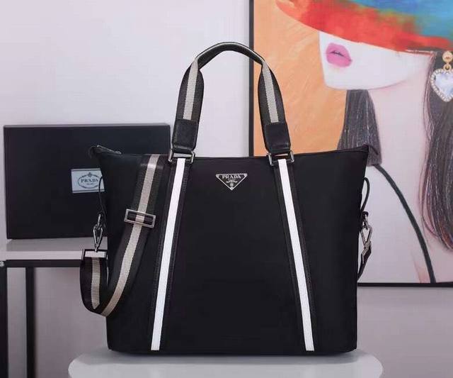 p家岀爆款男包，型号：2096 ，顶级货，采用进口降落伞布料＋进口牛皮，顶级五金，轻便＋超大空间，岀远门又可用哦，永久不过时，长40X高35X14Cm