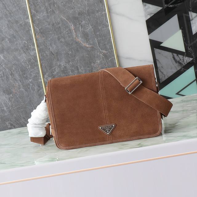 这款单肩包兼具现代魅力与实用功能，廓形简约流畅，柔软的绒面皮革尽显精致之感。搭配精美装饰带，点缀以别致的三角形徽标。型号 73_2C4S_F0324_V_Oo0