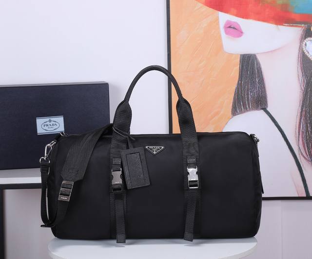 新款旅行包2Vc015采用进口降落伞布料，顶级五金这款独特旅行包充满现代感的设计，具有弧形侧边和两个拉链外袋，包身饰有标志性的三角形金属徽标。轻便又实用，旅游必