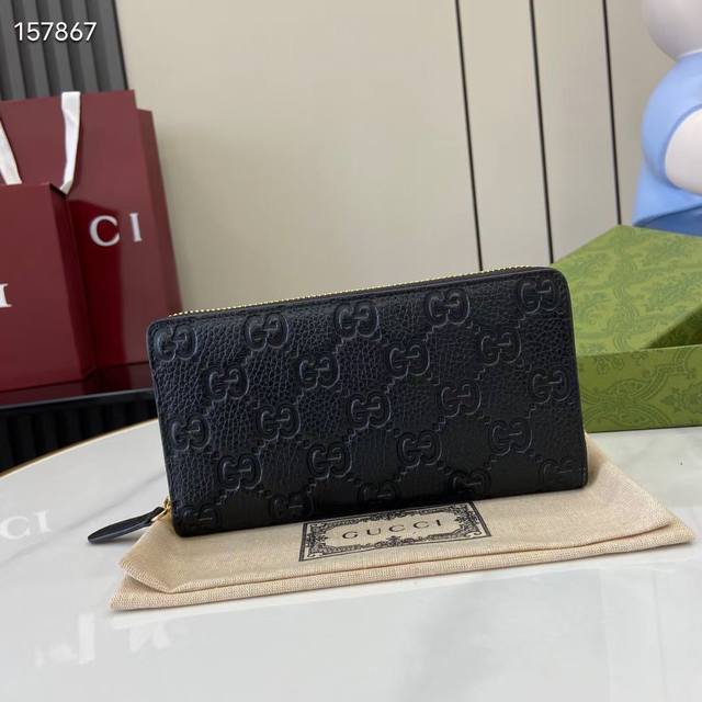 顶配版 新款 Gg Emblem系列超柔软荔克色压花 全皮钱包 型号：8 3。 尺寸：19 长 X 10 宽 X 2.5Cm 厚 颜色：黑色全皮 原厂皮。 意大