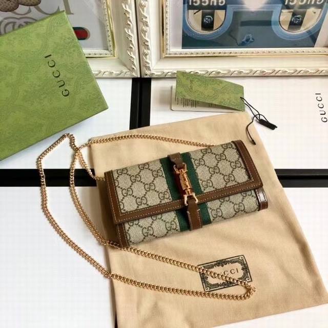 顶配版 高品质Jackie1961系列推出小巧高贵的全新链条包。金色调推入式锁扣,可拆卸链条,经典双G字母交织丹宁令整款设计散发出典雅隽永的意味。尺寸:19*1 顶配版 高品质Jackie1961系列推出小巧高贵的全新链条包。金色调推入式锁扣,可拆卸链条,经典双G字母交织丹宁令整款设计散发出典雅隽永的意味。尺寸:19*1