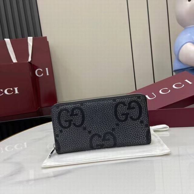顶配版 新品 经典字母交织图案将小件日用单品打造成时尚配饰。新颖的纹理与饰面在Gucci全新系列中依旧大放异彩，尽展澎湃活力和个性魅力。这款全拉链钱包以深灰色和