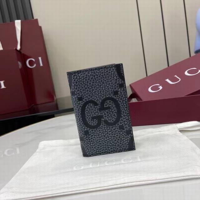 顶配版 新品 经典字母交织图案将小件日用单品打造成时尚配饰。新颖的纹理与饰面在Gucci全新系列中依旧大放异彩，尽展澎湃活力和个性魅力。这款卡片夹以深灰色和黑色