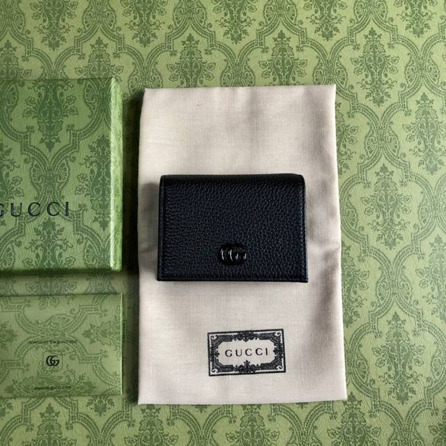 顶配版 高品质 Gg Marmont系列卡包 这款Gg Marmont系列卡包采用经典耐看的黑色皮革制作，为Aria-时尚咏叹调 系列再添经典之作。双G配件源于