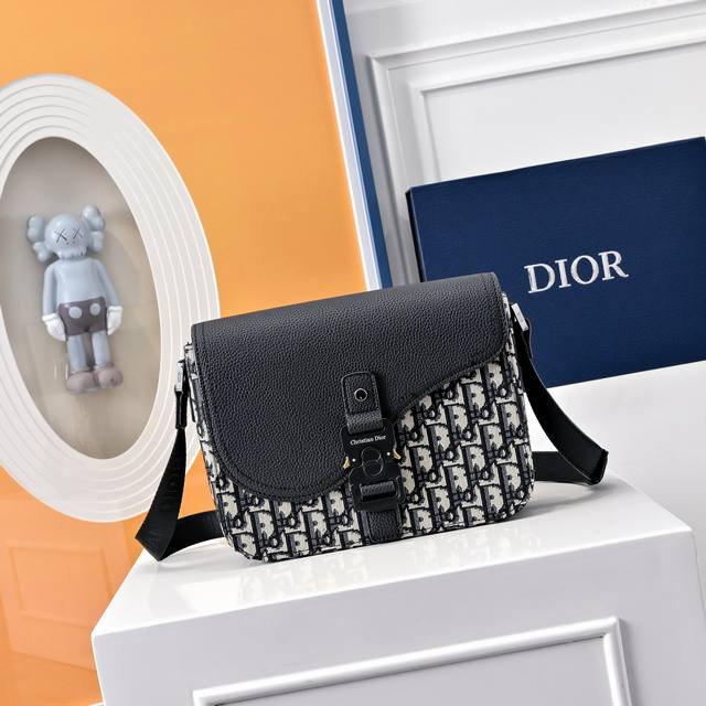 配全套折叠礼盒 这款马鞍包搭配肩带,是本季新品,精巧时尚。饰以米色和黑色 Oblique 印花,粒面牛皮革翻盖突显马鞍轮廓,以铝扣点缀。内部隔层宽敞,搭配贴袋, 配全套折叠礼盒 这款马鞍包搭配肩带,是本季新品,精巧时尚。饰以米色和黑色 Oblique 印花,粒面牛皮革翻盖突显马鞍轮廓,以铝扣点缀。内部隔层宽敞,搭配贴袋,