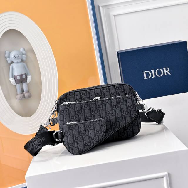 配全套折叠礼盒 这款马鞍三件套手袋是二零二三秋季男装系列新品,采用米色 Oblique 印花面料精心制作,醒目百搭。三合一款式,设有一个拉链包,突显正面的马鞍手 配全套折叠礼盒 这款马鞍三件套手袋是二零二三秋季男装系列新品,采用米色 Oblique 印花面料精心制作,醒目百搭。三合一款式,设有一个拉链包,突显正面的马鞍手