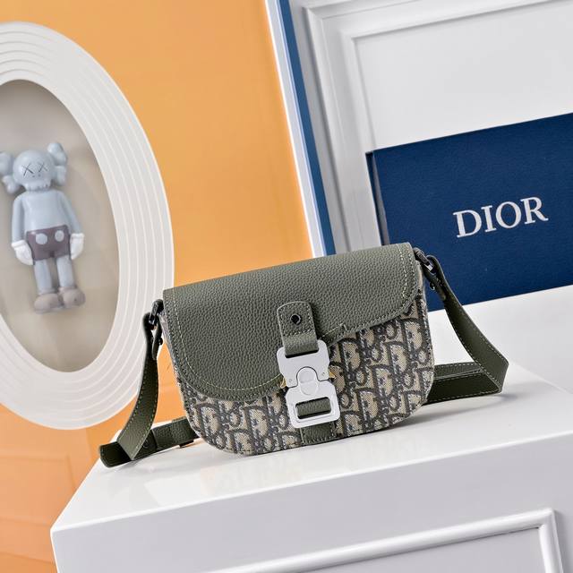 配全套折叠礼盒 这款马鞍手拿包附有肩带,是二零二三春季男装系列推出的新款单品,采用时尚的设计,彰显精致的优雅气质,为经典的马鞍系列提升格调。采用提花面料精心制作 配全套折叠礼盒 这款马鞍手拿包附有肩带,是二零二三春季男装系列推出的新款单品,采用时尚的设计,彰显精致的优雅气质,为经典的马鞍系列提升格调。采用提花面料精心制作