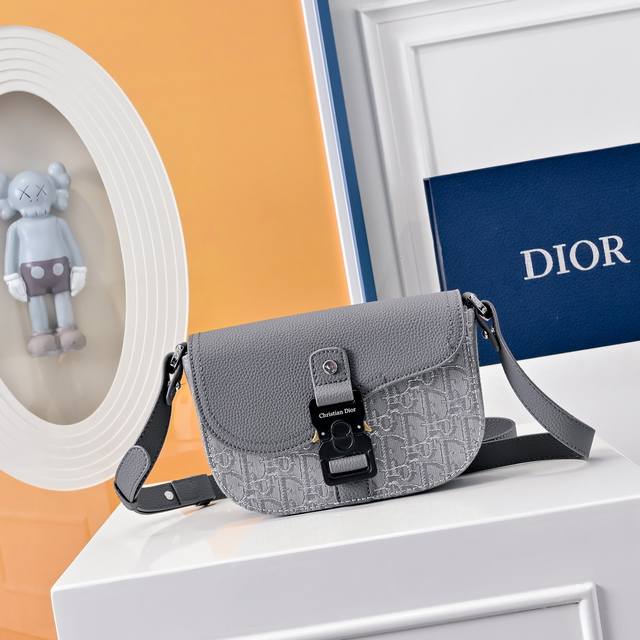 配全套折叠礼盒 这款马鞍手拿包附有肩带，是二零二三春季男装系列推出的新款单品，采用时尚的设计，彰显精致的优雅气质，为经典的马鞍系列提升格调。采用黑色粒面牛皮革精