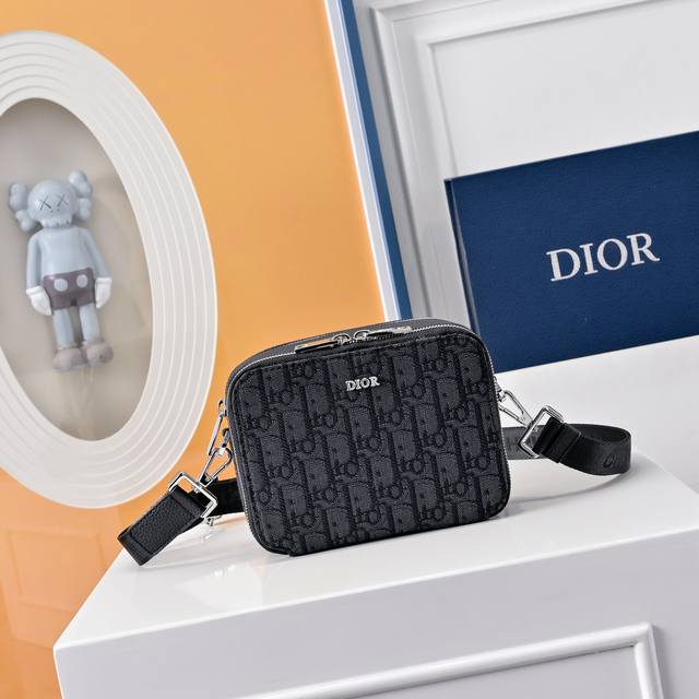 配全套折叠礼盒 这包其实是男女通用款,Essentials系列,尺寸比较小巧17Cm*12.5Cm,装手机润唇膏口红钥匙这些日常杂物绰绰有余,小巧轻便空间大,内