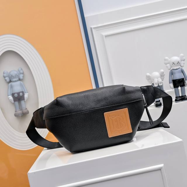 原单版巴宝莉Burberry男士专柜胸包腰包。专柜经典男士胸包 完美复刻 采用进口原版面料 配原版超高清五金Logo、专用帆布内里、专注细节 实物实拍 尺寸：2