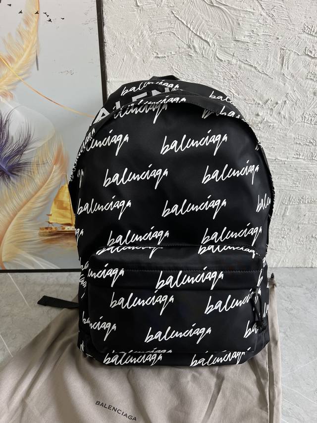 原单跑量 Balen双肩背包大书包，极具高端街头风格的简约潮流款，男女均可放心使用众多网红明星同款，潮人必备单品 尺寸：底长36-高49-宽13