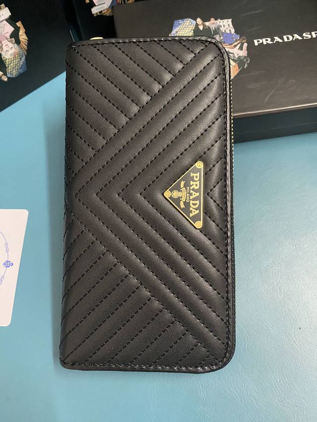 经典款小 单拉链钱包经典之作、简单时尚、Zp开发，型号：1Ml506# 颜色：黑色 颜色如图内码224代工码 意大利顶级原单十字纹牛皮质感极好，进口螺纹里布 白