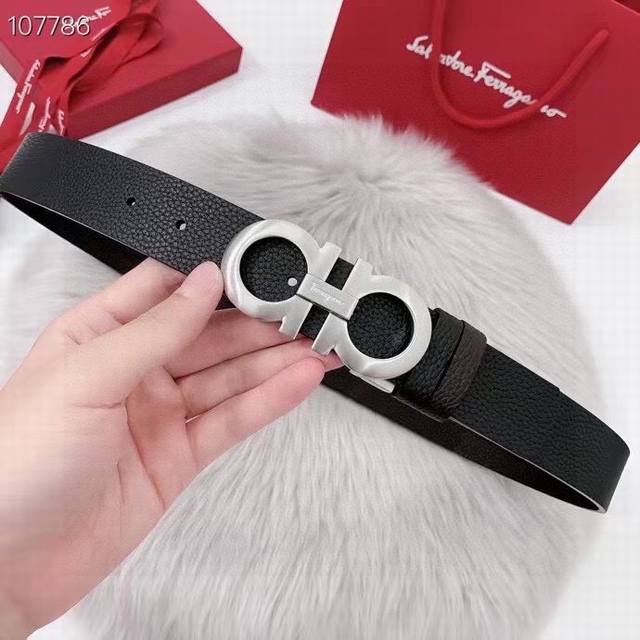 菲拉格慕 原单双面进口小牛皮带身.黑与红色双色一体,正反两面可用，尾部设计小巧 搭配原单精品钢扣。原产皮料定制，专柜宽度3.5Cm. 温馨提示：长度100-12