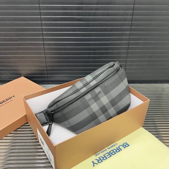 Burberry 巴宝莉 帆布腰包 男女通用胸包 斜挎包 休闲百搭 实物拍摄 原厂原版面料 配送防尘袋 礼盒 36 X 17 Cm。