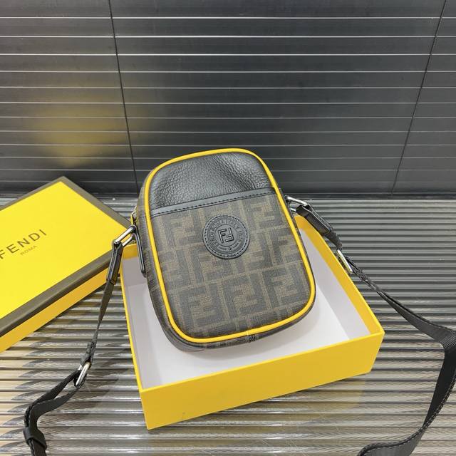 Fendi 芬迪 牛皮单肩包 相机包 手机包 经典百搭 实物拍摄 原厂原版面料 配送礼盒 防尘袋 14 X 20 Cm。