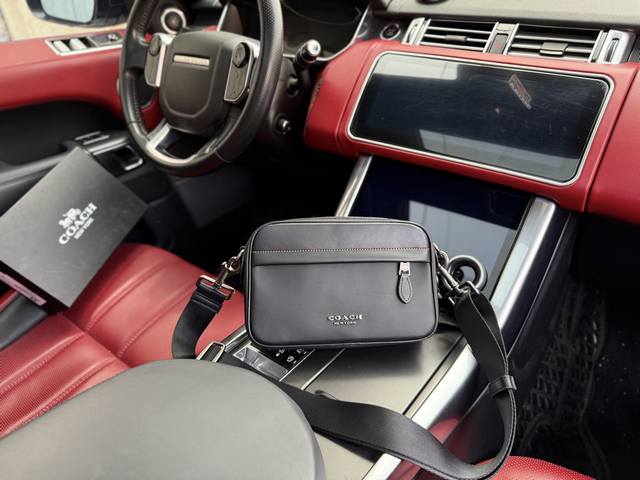 高端货 新款 “ Coach ”蔻驰单肩包 Coach蔻驰相机包 Coach蔻驰 Graham 24 经典纯色Logo徽标拉链开合 牛皮革 相机包单肩包斜挎包