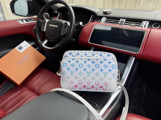 高端货 新款 “Louis Vuitton”Lv单肩包 路易威登邮差包 M13897 Louis Vuitton Trunk 街头潮酷经典老花拉链开合 交织字母