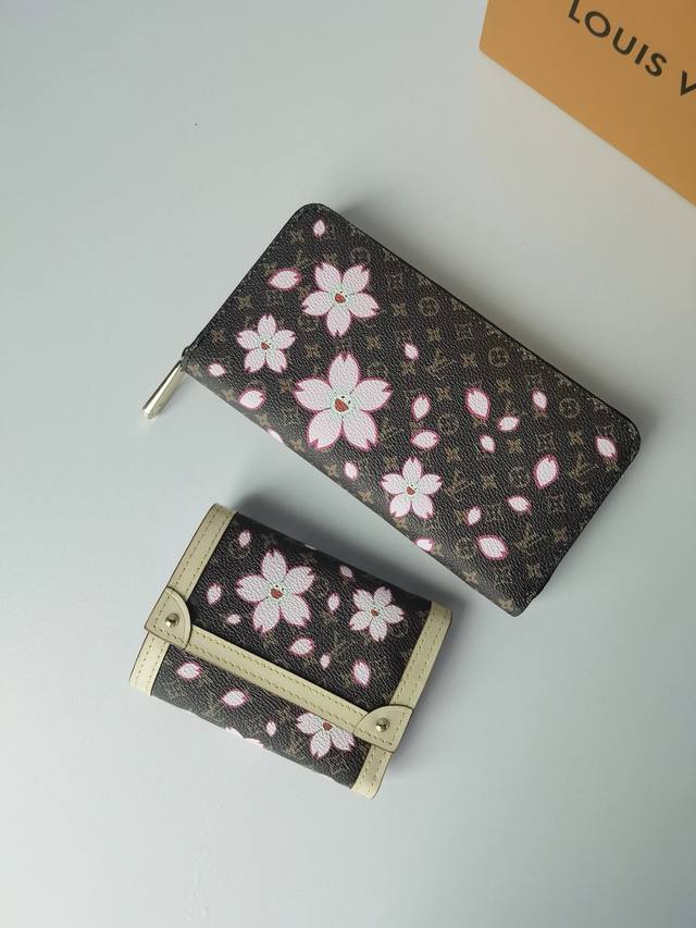 颜色 粉尺寸 12X9.5M13427 新款 经典老花面料配上粉色樱花 用双色皮革衬托出图案，打造出精致的氛围。既紧凑又能收纳纸币、硬币、卡片的空间也很有魅力。