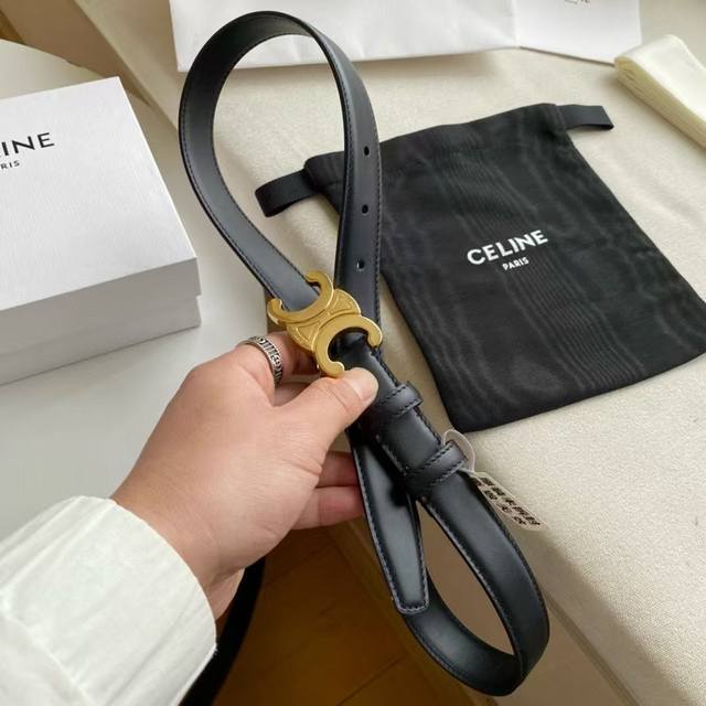 实拍 Celine赛琳凯旋门经典 对版Zp开发做到跟正品一模一样 双面进口皮料 亚色款 2.5宽度 一直是各大明星各大平台穿搭博主的Baby。种草种草拔不掉 女
