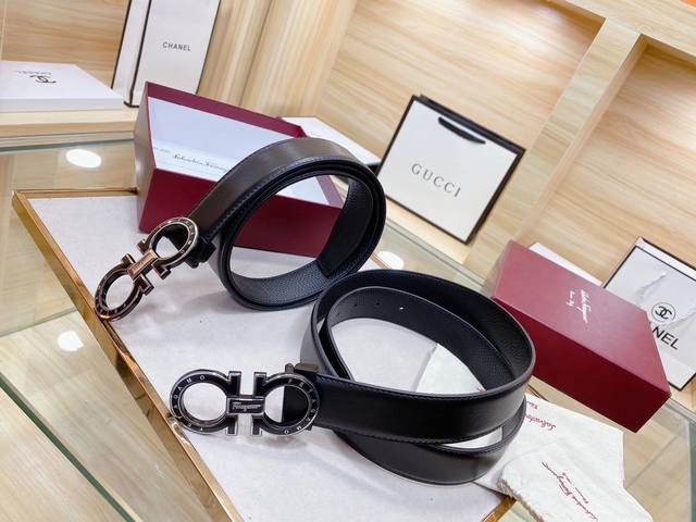 菲拉格慕 通用款 宽度：3.4Cm新款纯牛皮搭配新款大气精致扣头追求高端 品味的体现Iphone实物实拍上身效果超好